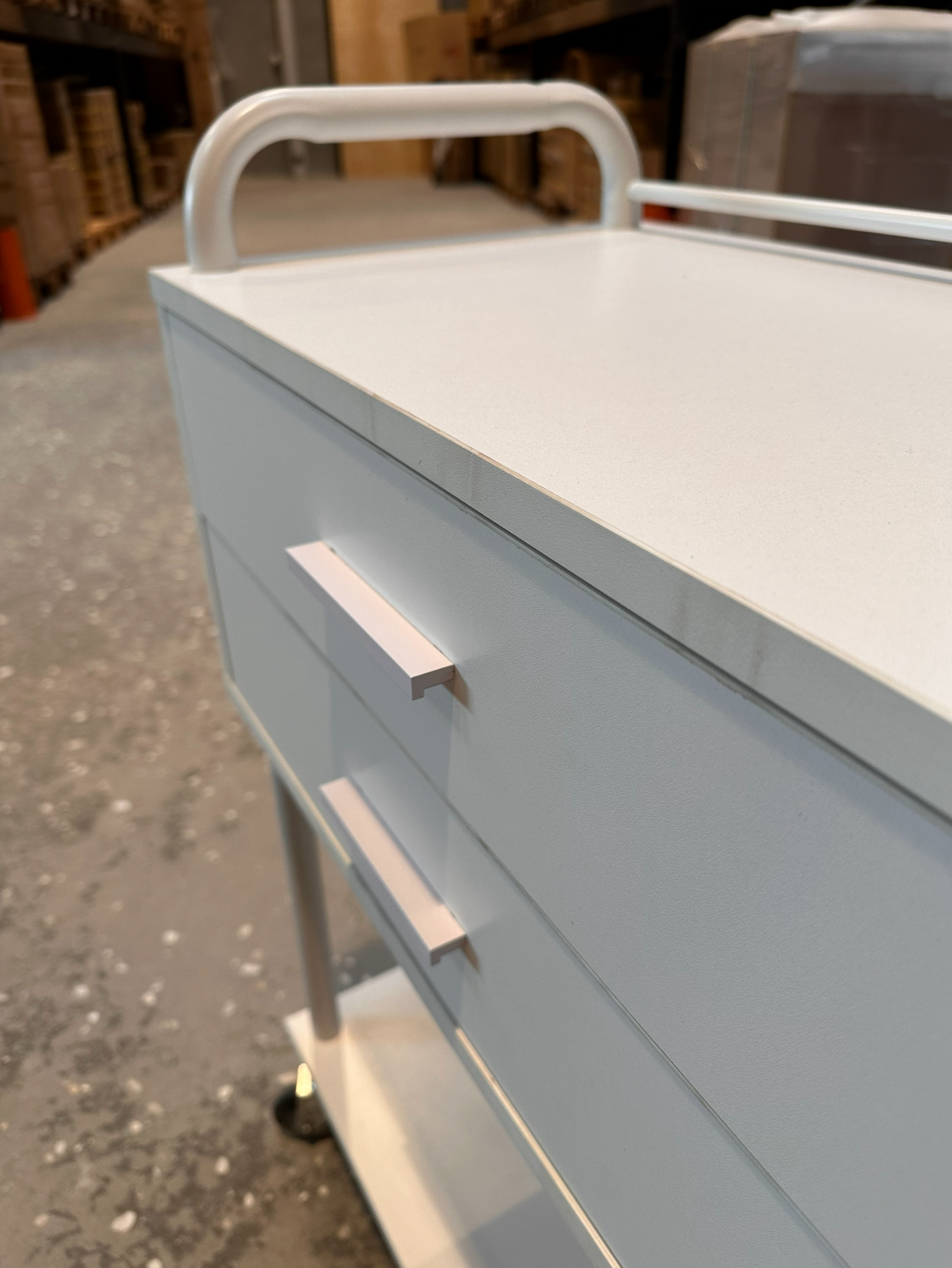 Clara 2 - Hvidt Rullebord - Hårafvisende hjul